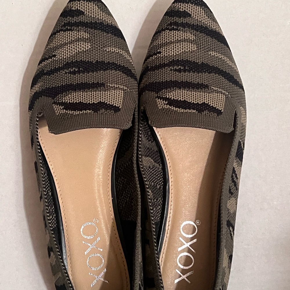 XOXO Women's Olive and Black Patterned Loafers